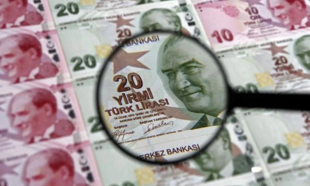 Σκληρή μάχη για να σταθεί όρθια η τουρκική λίρα